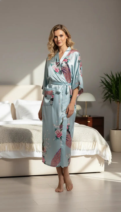 Kimono en Satin Bleu Clair pour Femme | Imprimé Paon et Floral | 1 Pièce - Mise en situation portée