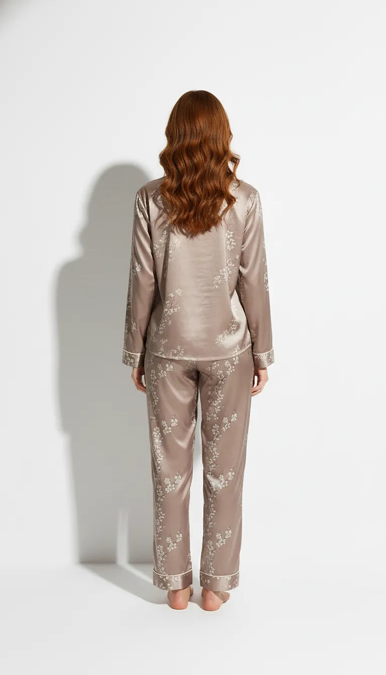 Pyjama Satin Beige à Fleurs Blanches pour Femme | Ensemble Chemise Boutonnée Manches Longues et Pantalon | 2 Pièces - Vue de dos
