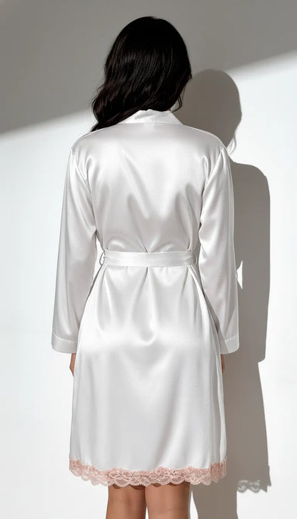 Pyjama Satin Blanc & Rose Poudré pour Femme | Nuisette Décolletée Dentelle & Kimono Satin Long | Ensemble 2 Pièces - Vue de dos