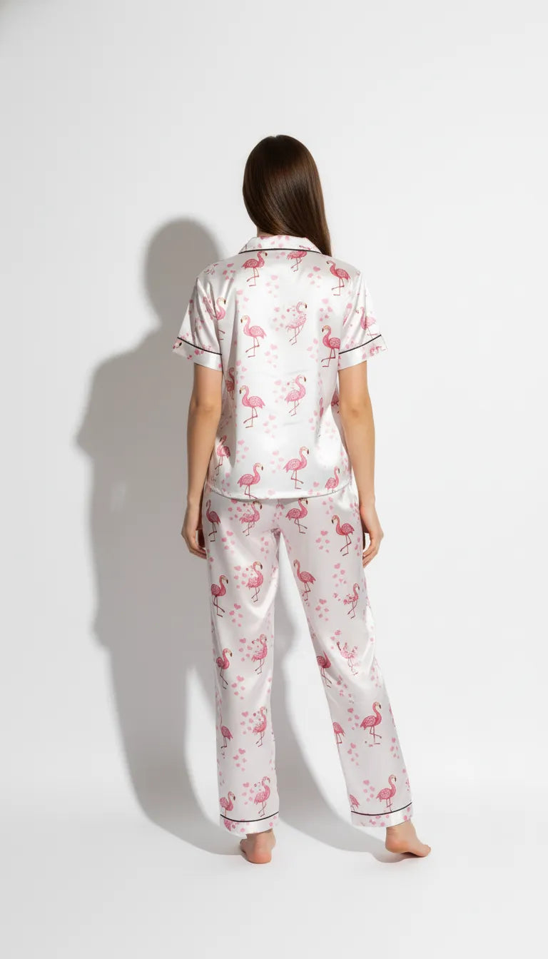 Pyjama Satin Blanc & Rose Femme | Chemise à Manches Courtes & Pantalon | Imprimé Flamants Roses & Cœurs | 2 Pièces - Vue de dos