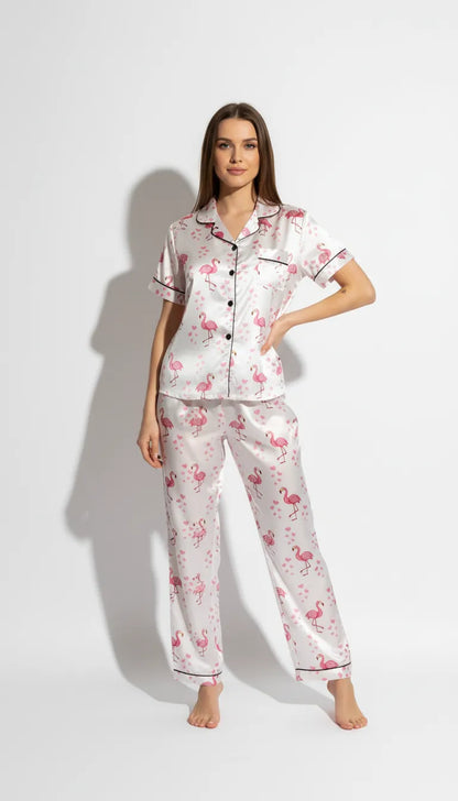 Pyjama Satin Blanc & Rose Femme | Chemise à Manches Courtes & Pantalon | Imprimé Flamants Roses & Cœurs | 2 Pièces - Vue de face