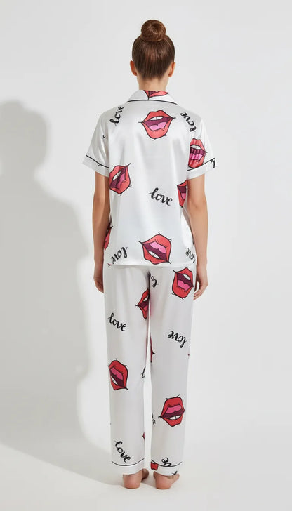 Pyjama Satin Blanc avec Motifs Lèvres Rouges pour Femme | Chic & Confortable | Chemise Manches Courtes & Pantalon | Ensemble 2 Pièces - Vue de dos