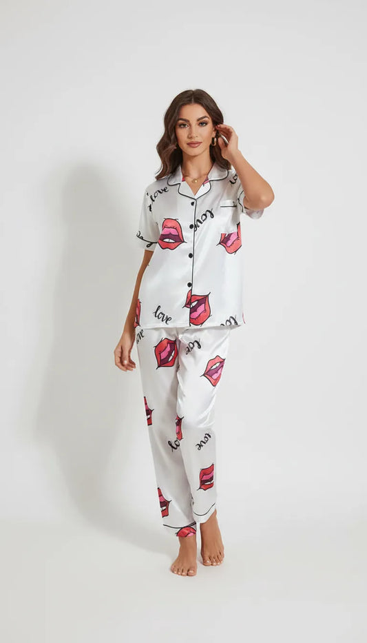 Pyjama Satin Blanc avec Motifs Lèvres Rouges pour Femme | Chic & Confortable | Chemise Manches Courtes & Pantalon | Ensemble 2 Pièces - Vue de face