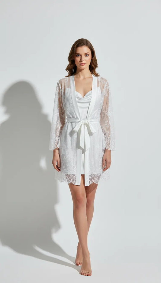 Pyjama Satin Blanc pour Femme | Nuisette dos-nu & Kimono Dentelle Manches Longues | Ensemble 2 Pièces - Vue de face