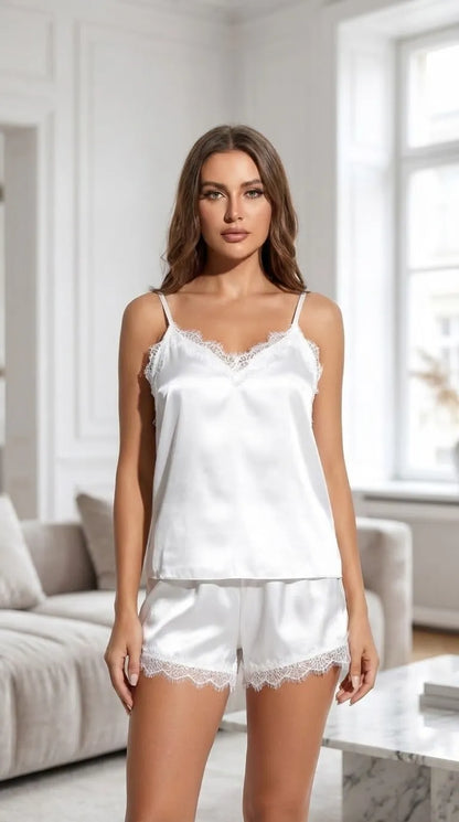 Pyjama Satin Blanc pour Femme | Ensemble Débardeur Dentelle & Short | 2 Pièces - Mise en situation portée