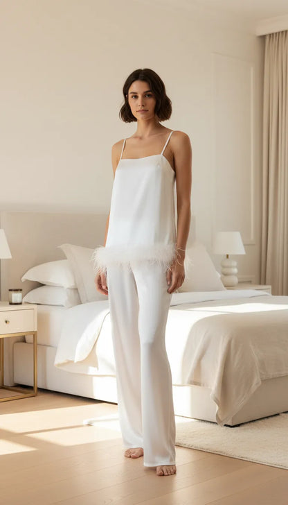 Pyjama Satin Blanc pour Femme | Débardeur à fines bretelles et Pantalon large à plumes | 2 Pièces - Mise en situation portée