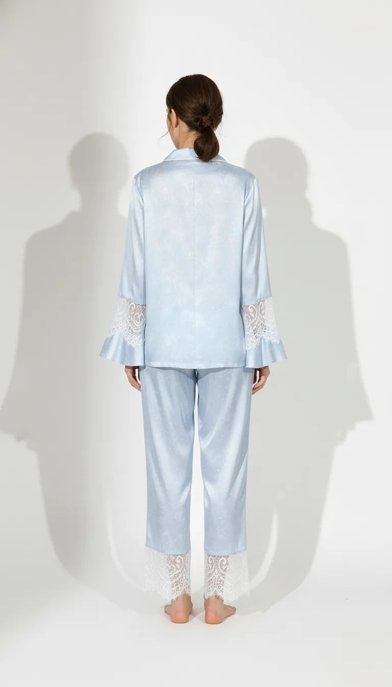 Pyjama Satin Bleu Ciel pour Femme | Ensemble Romantique Dentelle | Chemise Manches Longues & Pantalon | 2 Pièces - Vue de dos