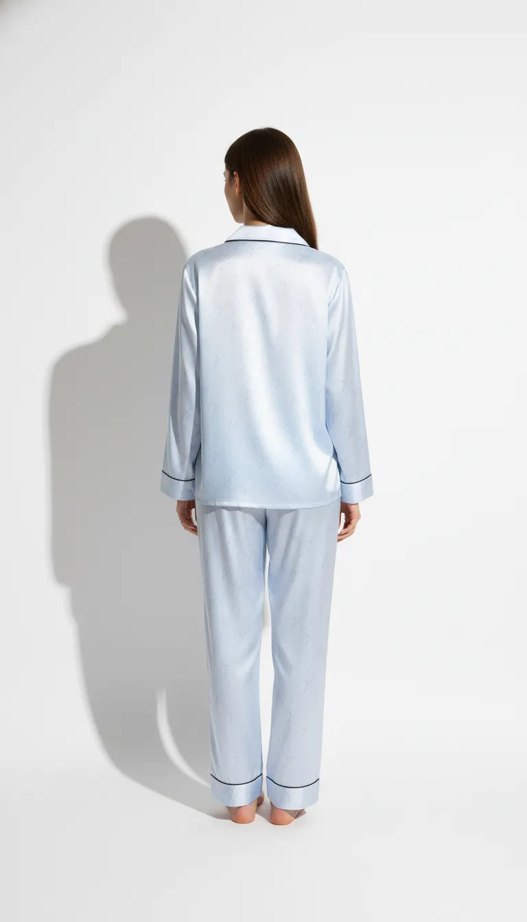 Pyjama Satin Bleu Ciel pour Femme | Ensemble Classique Élégant | Chemise Manches Longues et Pantalon | 2 Pièces - Vue de dos
