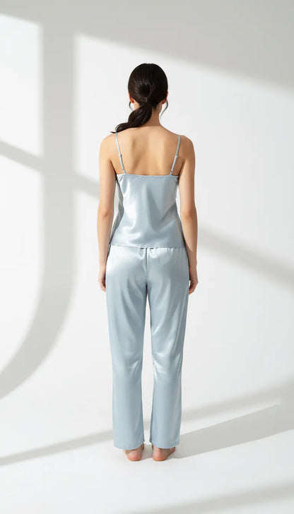 Pyjama Satin Bleu Ciel pour Femme | Débardeur Col V & Pantalon Fluide 2 Pièces - Vue de dos
