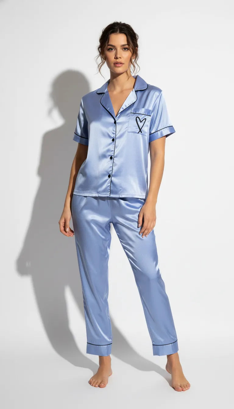 Pyjama Satin Bleu Ciel pour Femme | Ensemble Chic et Décontracté | Pantalon et Haut Manches Courtes | 2 Pièces - Vue de face
