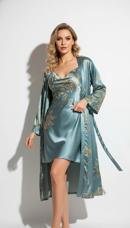Pyjama Satin Bleu Ciel pour Femme | Nuisette Décolletée et Kimono Long Fleuri | Ensemble 2 Pièces - Vue de face