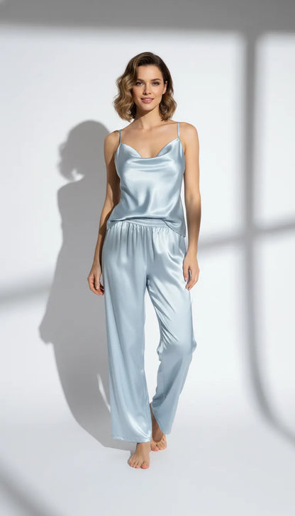 Pyjama Satin Bleu Ciel pour Femme | Débardeur Col V & Pantalon Fluide 2 Pièces - Vue de face