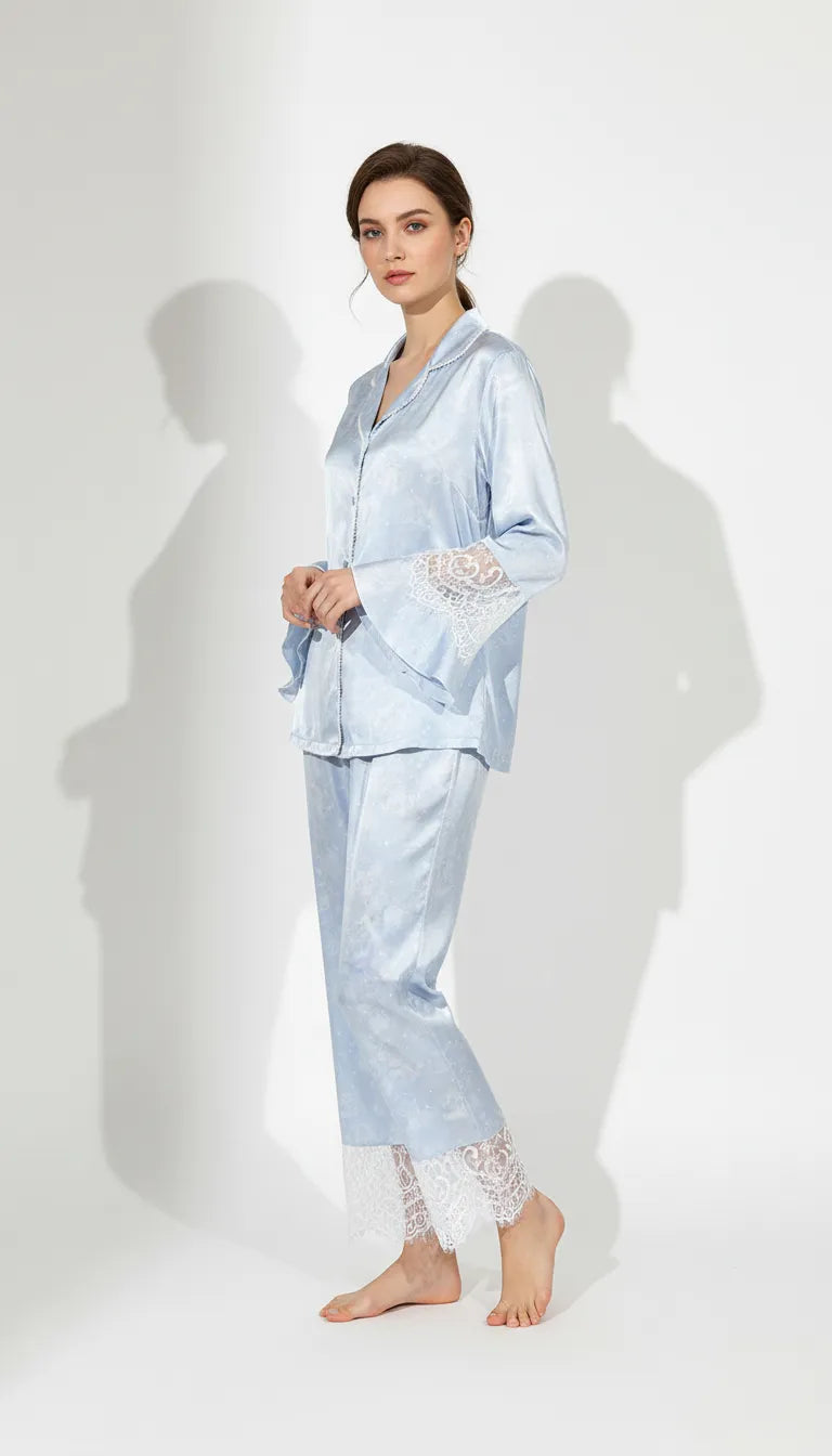 Pyjama Satin Bleu Ciel pour Femme | Ensemble Romantique Dentelle | Chemise Manches Longues & Pantalon | 2 Pièces - Vue de face