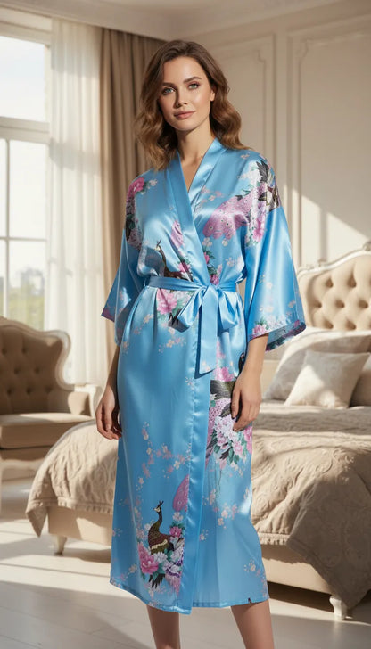 Pyjama Satin Bleu Ciel pour Femme | Kimono Long à Imprimé Floral et Paon | 1 Pièce - Mise en situation portée