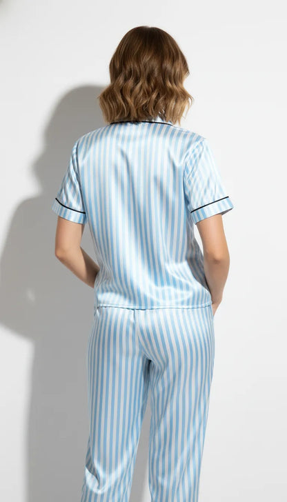Pyjama Satin Bleu Clair Femme | Rayures Classiques | Chemise Manches Courtes & Pantalon | 2 Pièces - Vue de dos