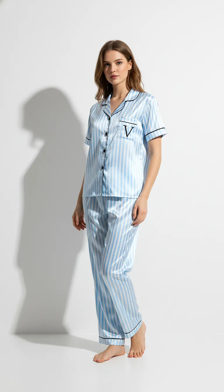 Pyjama Satin Bleu Clair Femme | Rayures Classiques | Chemise Manches Courtes & Pantalon | 2 Pièces - Vue de face