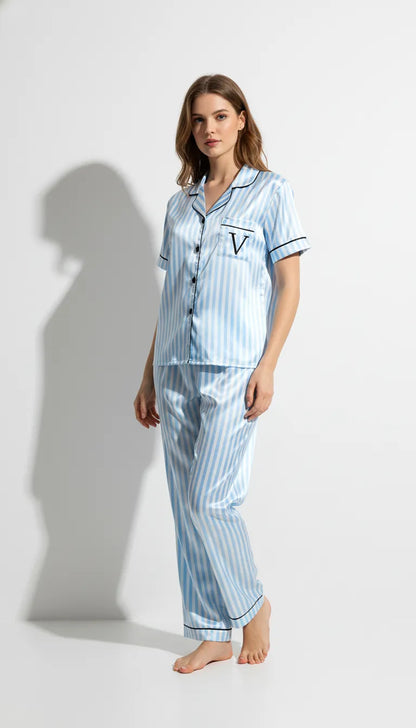 Pyjama Satin Bleu Clair Femme | Rayures Classiques | Chemise Manches Courtes & Pantalon | 2 Pièces - Vue de face