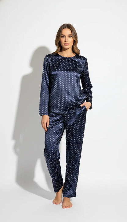 Pyjama Satin Bleu Marine à Pois Blancs pour Femme | Ensemble Confortable et Chic | Pantalon et Haut Manches Longues | 2 Pièces - Vue de face