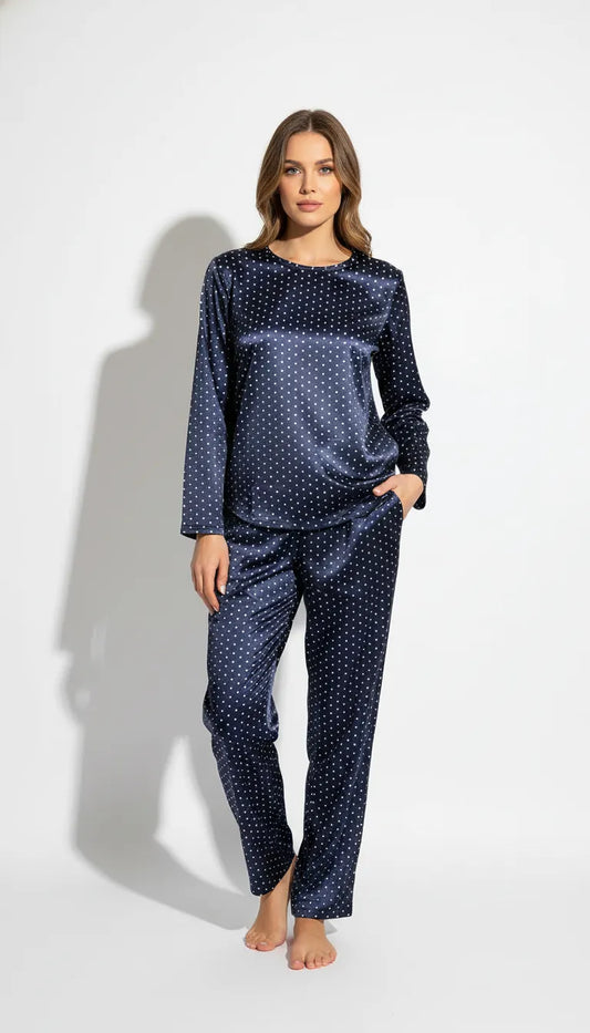 Pyjama Satin Bleu Marine à Pois Blancs pour Femme | Ensemble Confortable et Chic | Pantalon et Haut Manches Longues | 2 Pièces - Vue de face