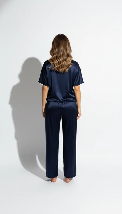 Pyjama Satin Bleu Marine pour Femme | Ensemble 2 Pièces : T-shirt manches courtes & Pantalon fluide - Vue de dos