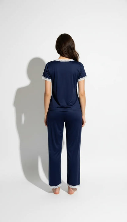 Pyjama Satin Bleu Marine pour Femme | Ensemble Romantique 2 Pièces | Pantalon et Haut Manches Courtes avec Dentelle - Vue de dos