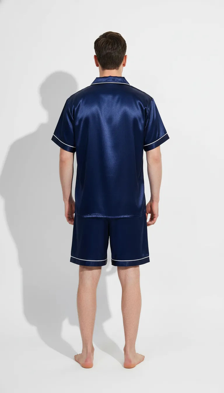 Pyjama Satin Bleu Marine pour Homme | Moderne Chic avec liserés blancs | Short et Chemise Manches Courtes | Ensemble 2 Pièces - Vue de dos