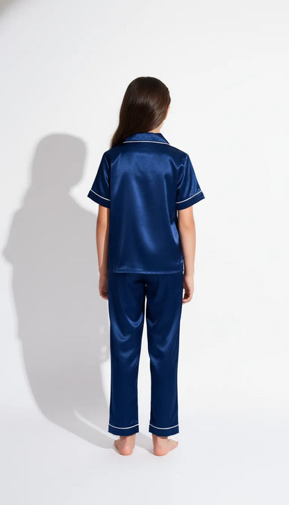 Pyjama Satin Bleu Marine pour Fille | Classique Revisité | Chemise Manches Courtes & Pantalon | Ensemble 2 Pièces - Vue de dos