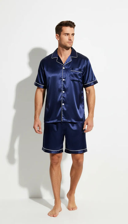 Pyjama Satin Bleu Marine pour Homme | Moderne Chic avec liserés blancs | Short et Chemise Manches Courtes | Ensemble 2 Pièces - Vue de face