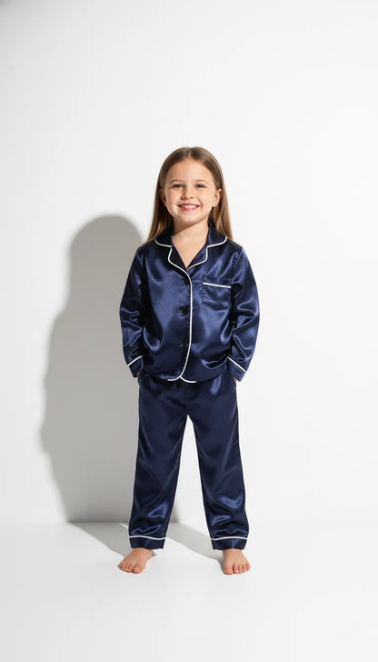 Pyjama Satin Bleu Marine pour Enfant | Classique Élegant | Chemise à Manches Longues & Pantalon | 2 Pièces - Vue de face