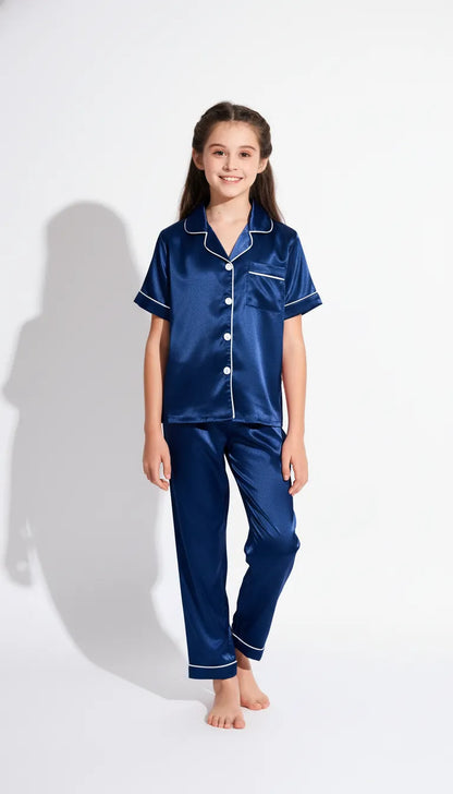 Pyjama Satin Bleu Marine pour Fille | Classique Revisité | Chemise Manches Courtes & Pantalon | Ensemble 2 Pièces - Vue de face