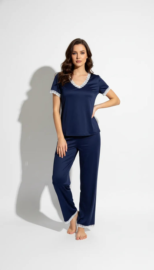 Pyjama Satin Bleu Marine pour Femme | Ensemble Romantique 2 Pièces | Pantalon et Haut Manches Courtes avec Dentelle - Vue de face