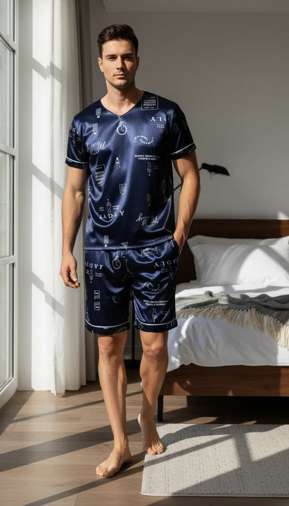 Pyjama Satin Bleu Marine pour Homme | Moderne et Chic | Ensemble T-shirt à col V et Short | 2 Pièces - Mise en situation portée