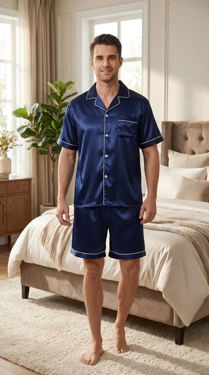 Pyjama Satin Bleu Marine pour Homme | Moderne Chic avec liserés blancs | Short et Chemise Manches Courtes | Ensemble 2 Pièces - Mise en situation portée