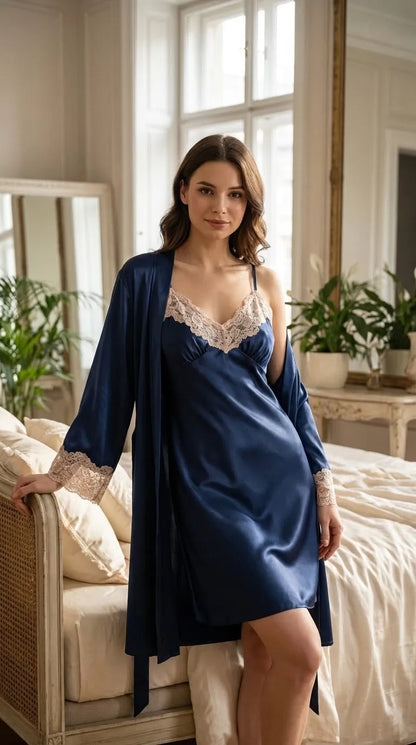 Pyjama Satin Bleu Marine pour Femme | Nuisette et Déshabillé avec Dentelle | Short et Haut Bretelles | Ensemble 5 Pièces - Mise en situation portée