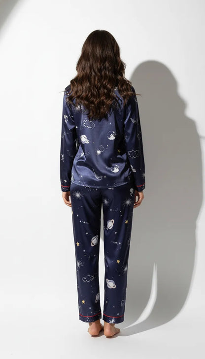 Pyjama Satin Bleu Nuit Étoilé pour Femme | Ensemble 2 Pièces | Chemise Manches Longues et Pantalon - Vue de dos