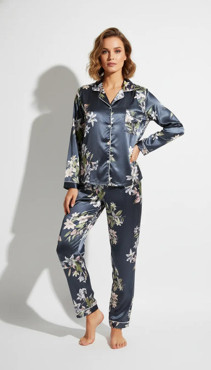 Pyjama Satin Bleu Nuit et Floral pour Femme | Chic et Confortable | Pantalon et Haut Manches Longues | Ensemble 2 Pièces - Vue de face