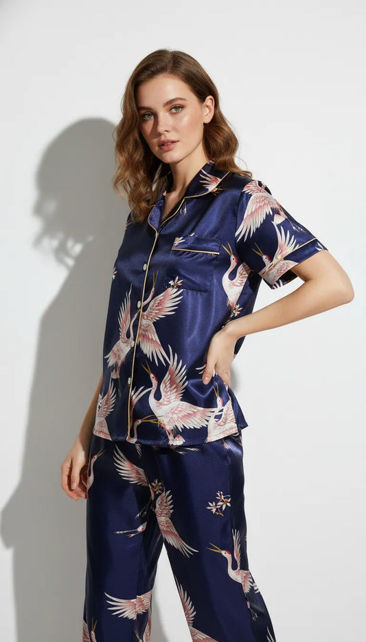 Pyjama Satin Bleu Nuit et Rose Femme | Chemise Manches Courtes et Pantalon Long | Imprimé Grues en Vol | 2 Pièces - Vue de face