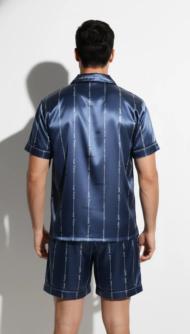 Pyjama Satin Bleu Nuit pour Homme | Moderne Chic avec Inscription | Chemise Manches Courtes et Short | Ensemble 2 Pièces - Vue de dos