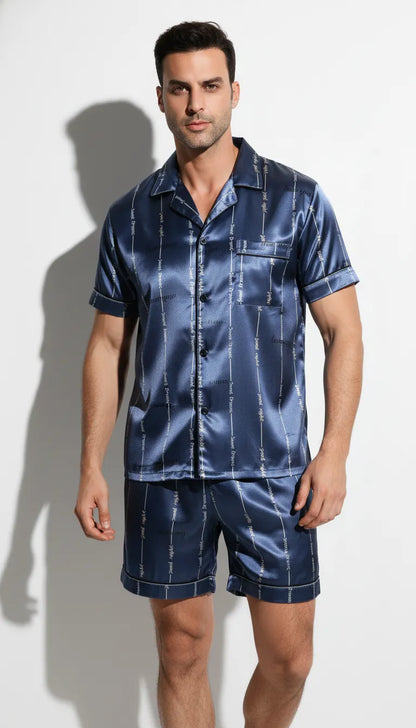 Pyjama Satin Bleu Nuit pour Homme | Moderne Chic avec Inscription | Chemise Manches Courtes et Short | Ensemble 2 Pièces - Vue de face