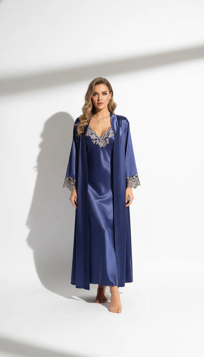 Pyjama Satin Bleu Nuit pour Femme | Nuisette Décolletée et Robe de Chambre Longue Dentelle | Ensemble 2 Pièces - Vue de face