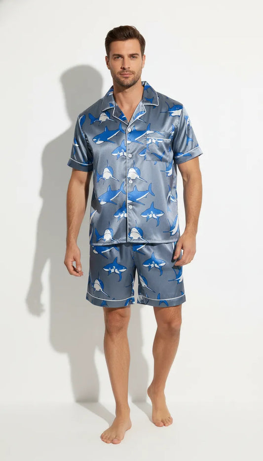 Pyjama Satin Bleu Requin pour Homme | Moderne et Chic | Chemise Manches Courtes & Short | Ensemble 2 Pièces. - Vue de face