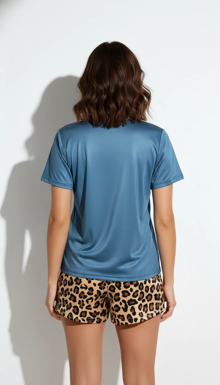 Pyjama Satin Bleu & Léopard pour Femme | Chic Moderne | Short & T-shirt Manches Courtes | Ensemble 2 Pièces - Vue de dos