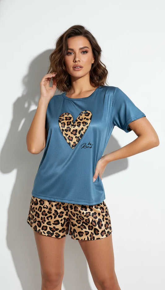 Pyjama Satin Bleu & Léopard pour Femme | Chic Moderne | Short & T-shirt Manches Courtes | Ensemble 2 Pièces - Vue de face