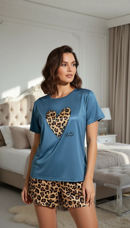 Pyjama Satin Bleu & Léopard pour Femme | Chic Moderne | Short & T-shirt Manches Courtes | Ensemble 2 Pièces - Mise en situation portée