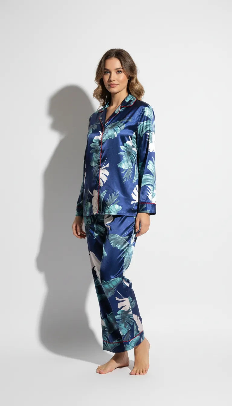 Pyjama Satin Bleu à Imprimé Floral pour Femme | Chic et Confortable | Chemise Manches Longues et Pantalon | 2 Pièces. - Vue de face