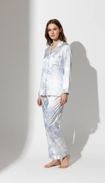 Pyjama Satin Bleu et Blanc Femme | Ensemble Classique Imprimé | Chemise Manches Longues et Pantalon | 2 Pièces - Vue de face