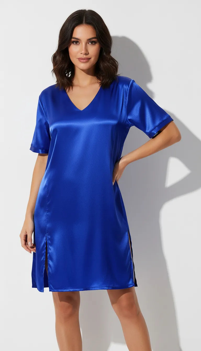 Pyjama Satin Bleu pour Femme | Nuisette courte élégante à col en V et fentes latérales | 1 Pièce - Vue de face