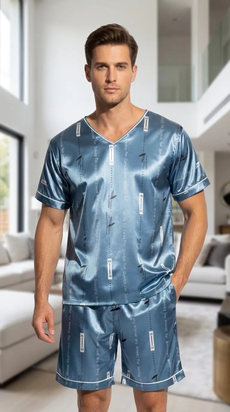 Pyjama Satin Bleu pour Homme | Chic et Décontracté | Short et Tee-shirt Manches Courtes | Ensemble 2 Pièces - Mise en situation portée