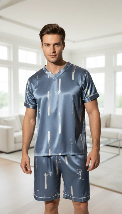 Pyjama Satin Bleu pour Homme | Ensemble Chic V-Neck & Short | Manches Courtes | 2 Pièces - Mise en situation portée