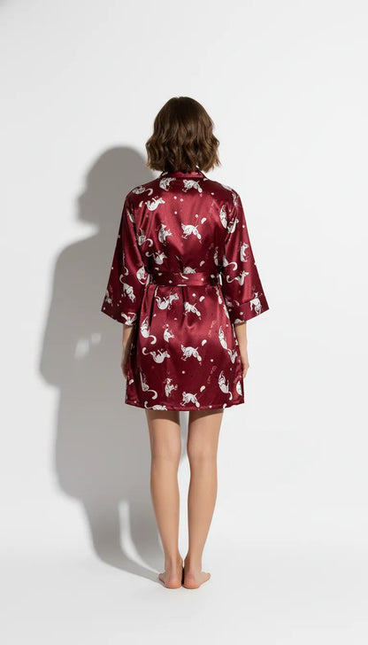 Pyjama Satin Bordeaux Femme | Kimono long et Short | Ensemble 3 Pièces avec motifs chats | Chic et Confortable - Vue de dos
